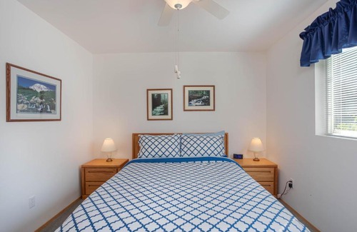 Downtown Leavenworth Apartment | Walk to Downtown * 6 Guests * Pets * A/C! * No Stairs!