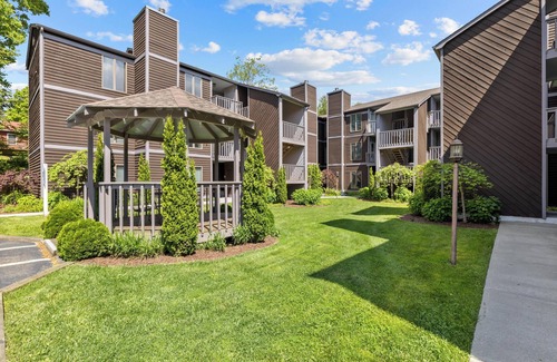 Blowing Rock Condo | Walk to Downtown Blowing Rock - Pet Friendly with 2 Primary Bedrooms