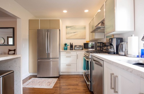 Palms Apartment | Walk to Downtown Culver City: Garden Oasis & Patio