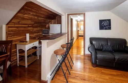 West New Haven Apartment | Walk to Downtown Fire Pit Huge Backyard, Free Parking