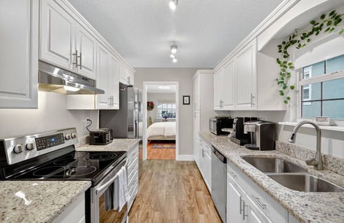 Mount Dora Cottage | Walk to Downtown Mount Dora! Patio Oasis + King Bed!