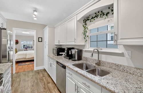 Mount Dora Cottage | Walk to Downtown Mount Dora! Patio Oasis + King Bed!