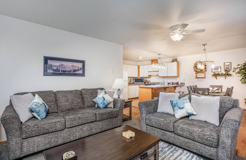 Downtown Leavenworth Condo | Walk to Downtown, Summer Air Conditioning and Free Parking, Pets, Grnd Flr
