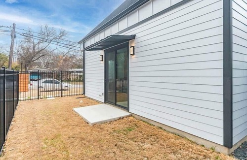 Bouldin House | Walk to DT - The Outpost by Portoro
