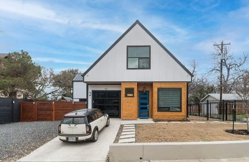 Bouldin House | Walk to DT - The Outpost by Portoro
