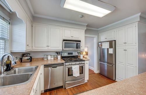 Hahira House | Walk to Dtwn Hahira: Inviting Home w/Pool & Yard!