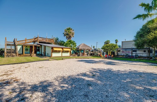 Fulton House | Walk to Dtwn & Pier: Fulton Airstream Retreat!