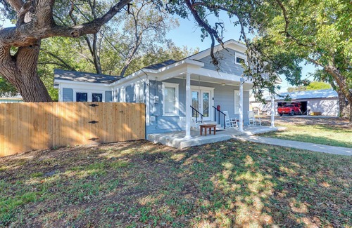 Lockhart House | Walk to Dtwn Shops & BBQ: Home w/Fenced Yard!