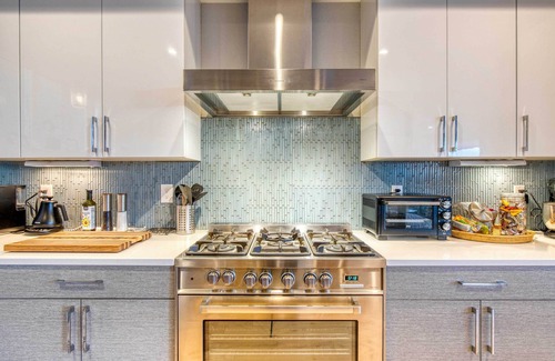 West Colfax House | Walk to Empower Field: Townhome w/Hot Tub!