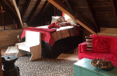 Downtown Niagara Falls Bed & Breakfast | Walk to Everything-Attic Room