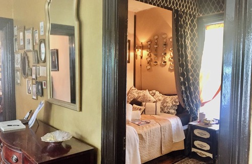 Downtown Niagara Falls Bed & Breakfast | Walk to Everything -Campaign Room