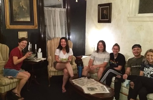 Downtown Niagara Falls Bed & Breakfast | Walk to Everything -Campaign Room