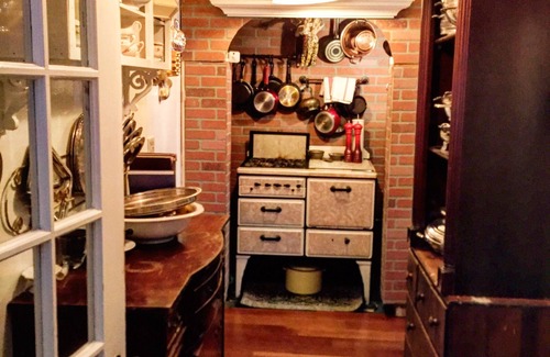 Downtown Niagara Falls Bed & Breakfast | Walk to Everything -Campaign Room