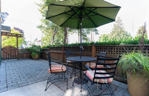 Green Lake House | Walk-to-everything 3BD & 3BA Townhome next to Lake and Lightrail