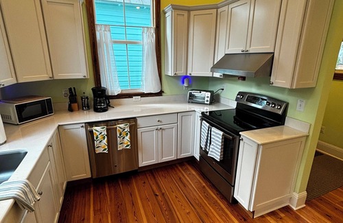 Lincolnville House | Walk to EVERYTHING Downtown within minutes. Lincolnville house w/on-site parking
