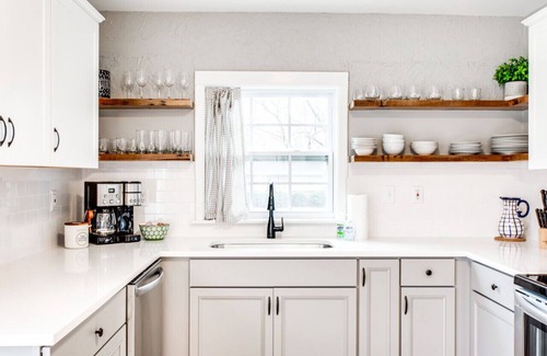 Franklin Apartment | Walk to Franklin Grill OutdoorTheater Porch Swing