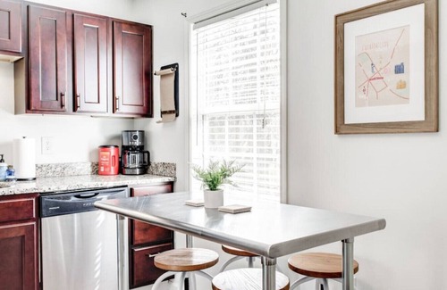 Franklin House | Walk to Franklin Square, Spotless and Welcoming