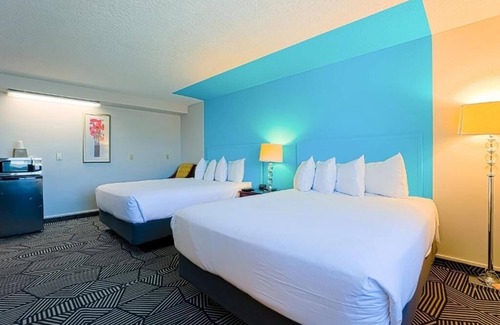 Seaside Hotel | Walk to Fun Attractions! Seaside Carousel Mall, Seaside Promenade, Aquarium