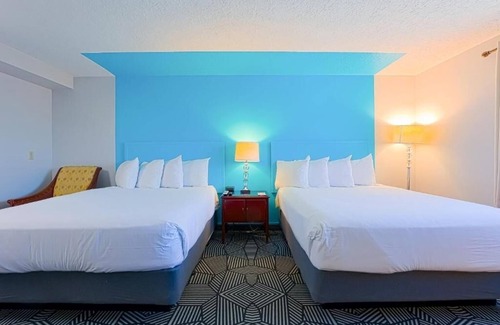 Seaside Hotel | Walk to Fun Attractions! Seaside Carousel Mall, Seaside Promenade, Aquarium