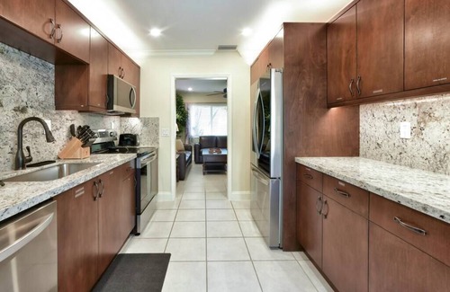 Wilton Manors Apartment | Walk to GAY Wilton Drive, Pool, 2 King Beds, Kitchen, Living Room, WiFi, #2124