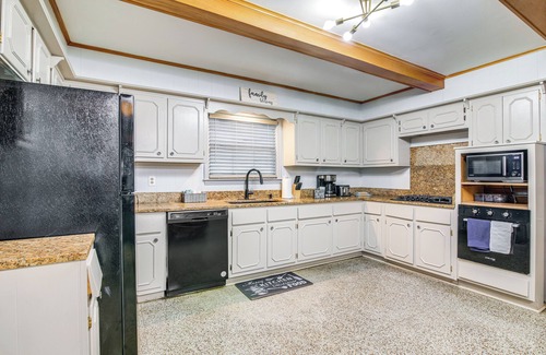 Whitehaven House | Walk to Graceland: Spacious Memphis Home!