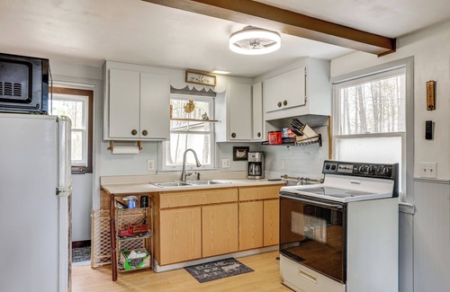 Lake Cabin | Walk to Gray Lake: Cozy Pet-Friendly Cottage