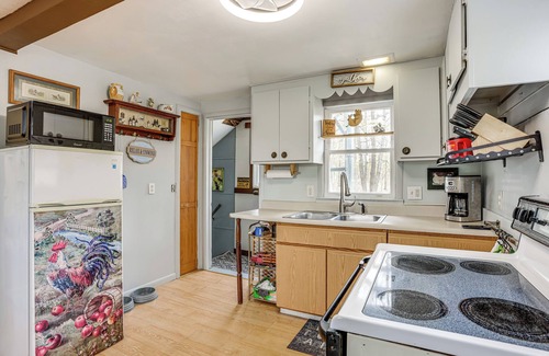 Lake Cabin | Walk to Gray Lake: Cozy Pet-Friendly Cottage