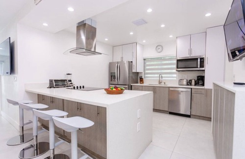 Hollywood Lakes Villa | WALK to Hollywood Beach Spectacular 5BR/5BA Villa