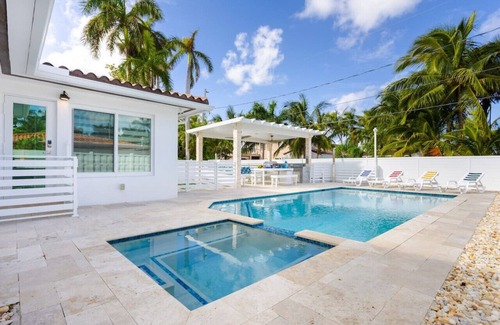 Hollywood Lakes Villa | WALK to Hollywood Beach Spectacular 5BR/5BA Villa
