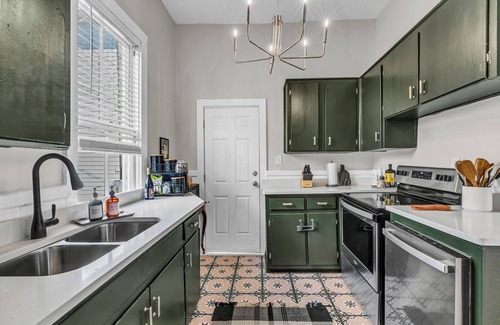 Historic Downtown Savannah House | Walk to Iconic Forsyth Park! + Off Street Pkg-KingBed-1GBWfi-SmTV-FullKitch-W/D