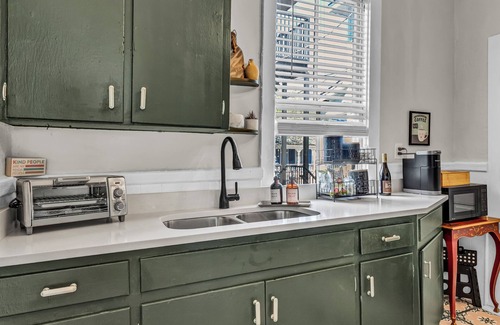 Historic Downtown Savannah House | Walk to Iconic Forsyth Park! + Off Street Pkg-KingBed-1GBWfi-SmTV-FullKitch-W/D