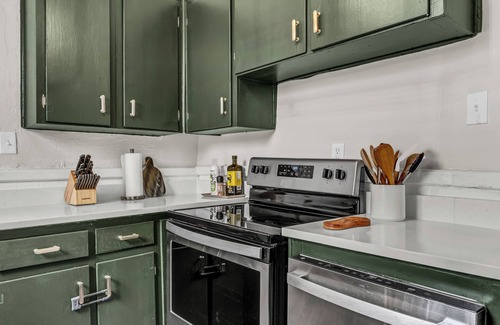 Historic Downtown Savannah House | Walk to Iconic Forsyth Park! + Off Street Pkg-KingBed-1GBWfi-SmTV-FullKitch-W/D