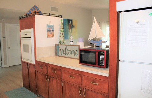 Largo House | WALK TO INDIAN ROCKS BEACH FOR GORGEOUS SUNSETS!