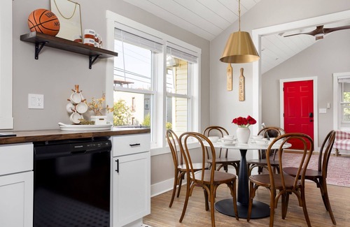 Bloomington House | Walk to IU stadiums! Hot tub, shuffleboard, bar, and luxe game-day vibes at The Clubhouse.