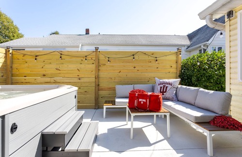 Bloomington House | Walk to IU stadiums! Hot tub, shuffleboard, bar, and luxe game-day vibes at The Clubhouse.