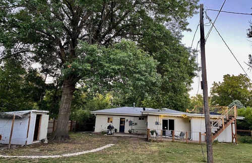 Manhattan House | Walk to KSU! 0.5 mile to campus + roof deck + 1 acre yard!nPet, family friendly