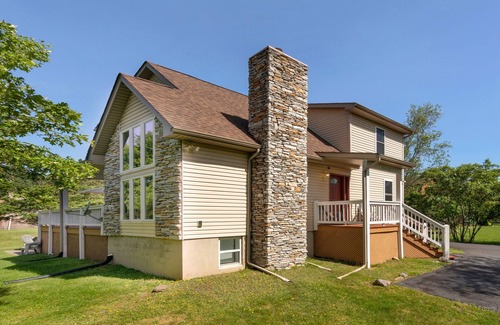 Albrightsville House | Walk to lake beach & pool. 5br with hot tub & game room