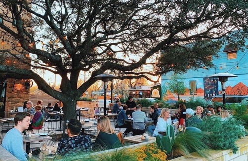East Cesar Chavez House | Walk to Lake & DT ✔️ Rain-Shower King Bed ❤️ Boating & Foodie Heaven