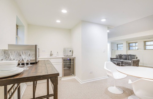 Bronzeville Apartment | Walk to Lake Michigan: Chicago Apt w/Deck