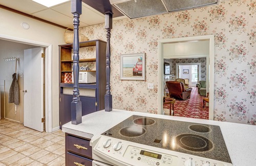 Ludington Cottage | Walk to Lake Michigan & Dtwn: ‘Coastal Grand'