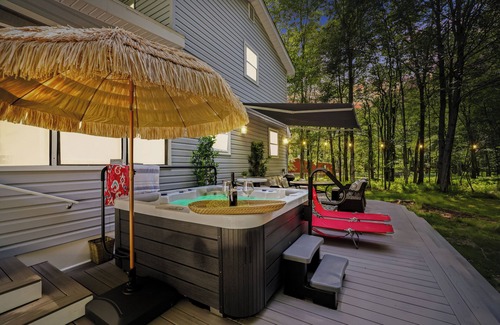Pocono Lake Ski Chalet | Walk to Lake & Pool! Hot Tub, Air Hockey, Pool Table, Boat Rental, BBQ, Fire Pit