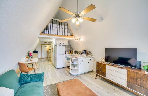 Rockaway Beach Apartment | Walk to Lake Taneycomo Cabin with Deck and Fire Pit!