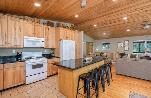 Glencoe Cabin | WALK TO LAKEMONT PINES LAKE AND ARNOLD RIM TRAIL W/AIR CONDITIONING