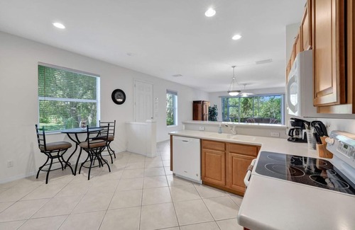 Lakewood Village House | Walk to Lakes Park Lakewood Village Large Townhouse With Resort Facilities