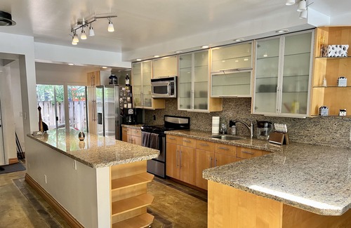 Colee Hammock House | Walk to Las Olas! Great home with huge backyard