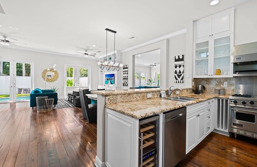 Victoria Park House | Walk to Las Olas ~Triple Decker ~ Huge Bathrooms ~ Heated Pool ~ Rooftop Deck ~ Awesome Location
