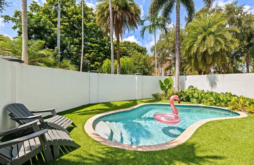 Victoria Park House | Walk to Las Olas ~Triple Decker ~ Huge Bathrooms ~ Heated Pool ~ Rooftop Deck ~ Awesome Location