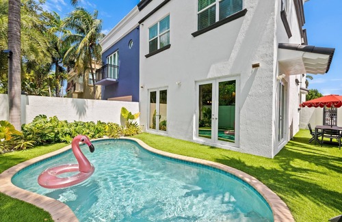 Victoria Park House | Walk to Las Olas ~Triple Decker ~ Huge Bathrooms ~ Heated Pool ~ Rooftop Deck ~ Awesome Location