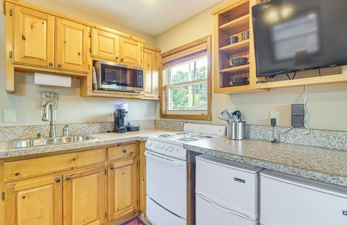Grove Cabin | Walk to Launch: Lakefront Cabin w/Deck in Grove!