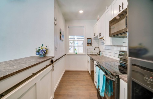 Lake Dallas Cottage | Walk to Lewisville Lake: Pet-Friendly Texas Abode!